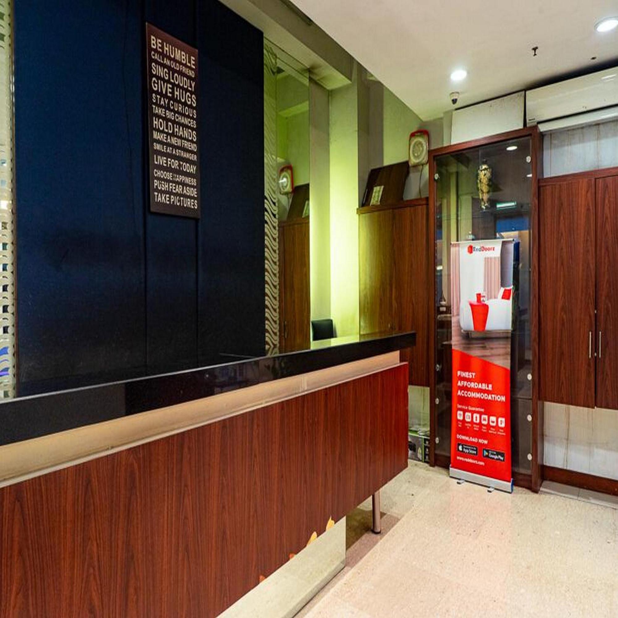 Reddoorz Plus At Blue Pacific Blok M Джакарта Екстер'єр фото