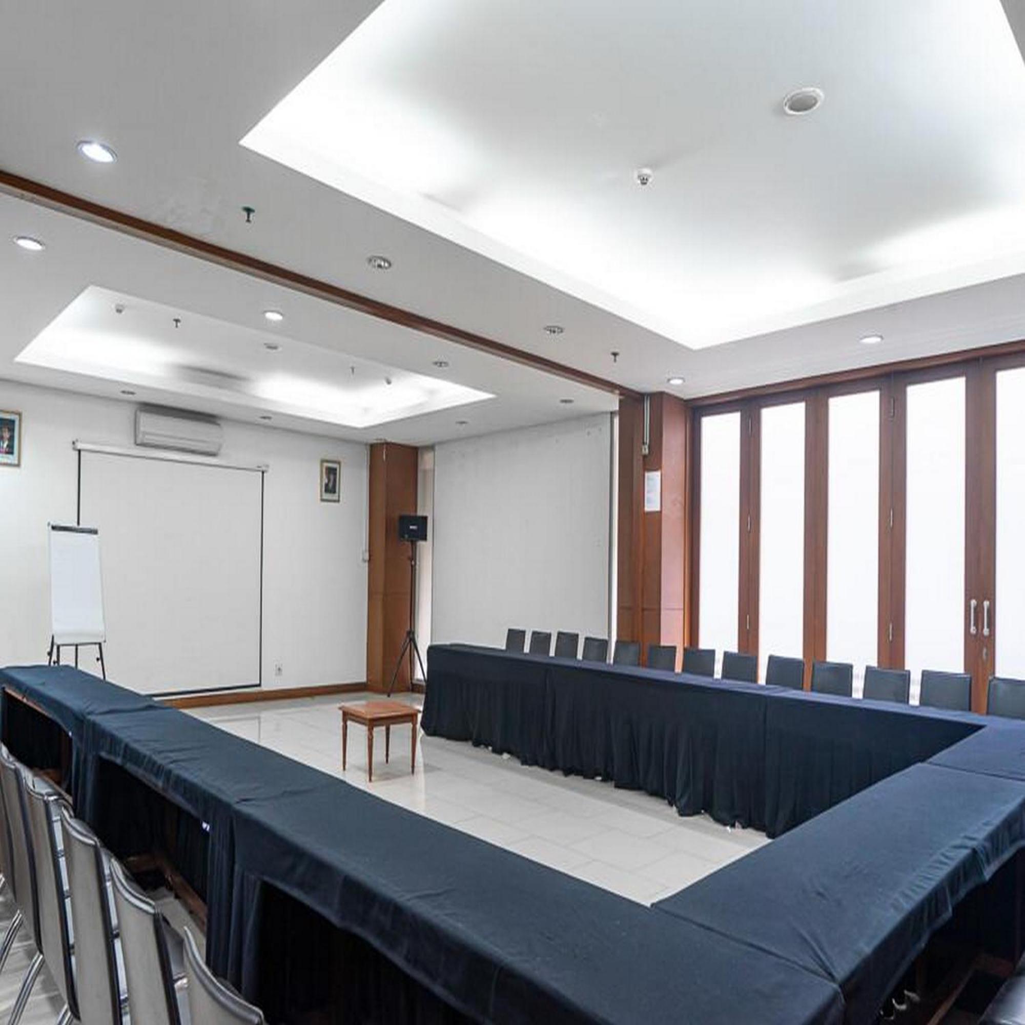 Reddoorz Plus At Blue Pacific Blok M Джакарта Екстер'єр фото